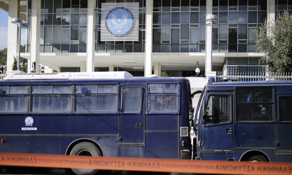 Συναγερμός στην ΕΛΑΣ: Έπεσε φωτοβολίδα στην αμερικανική πρεσβεία